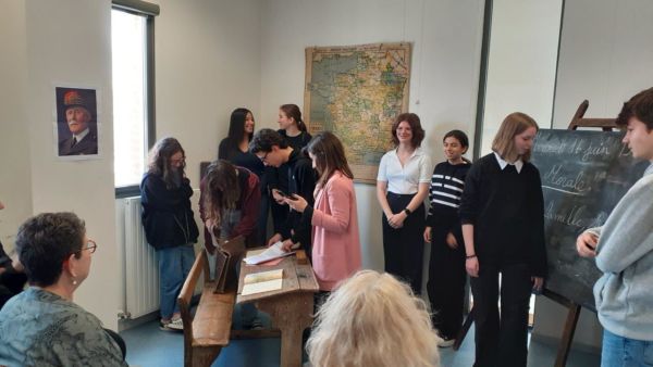 Les élèves présentant leur travail