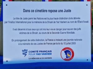 Plaque à l'entrée du cimetière