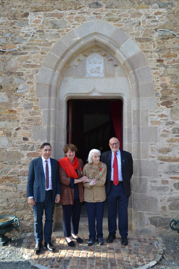 de G à D Alexandre Vigne à l'origine du dossier, Christine de Neuville maire de Château - Chervix, J Bayle, GB.