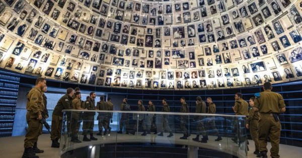 Soldats à Yad Vashem