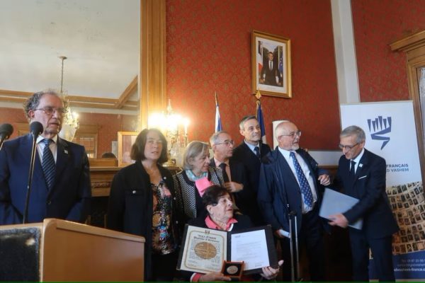 Bressuire, jeudi 16 mai. Les familles honorées de recevoir une haute distinction PHOTO CO - GUILLAUME RAINEAU